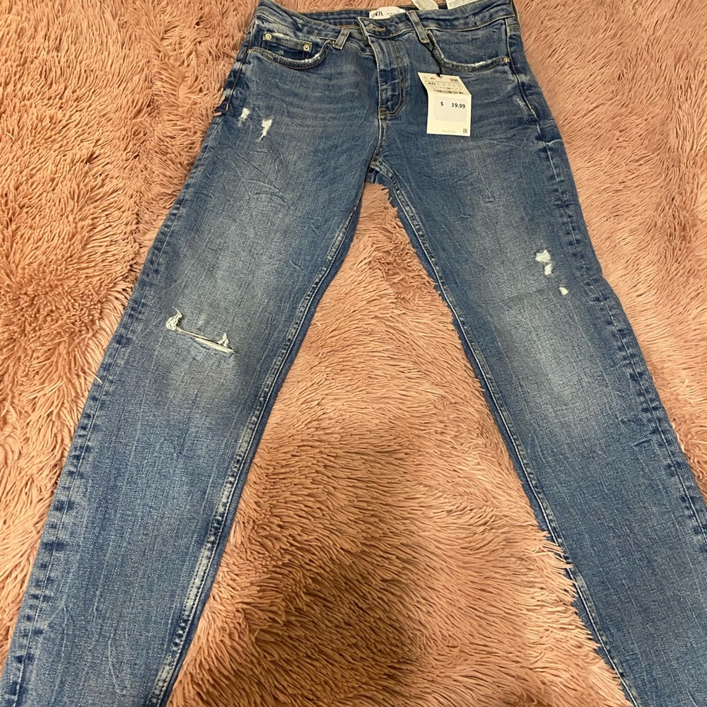 Never been worn Zara light wash jeans.